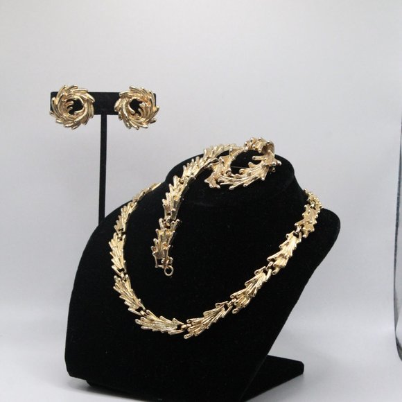 MONET TEXTURED BRUTALIST GOLD TONE PARURE SET - Picture 5 of 9